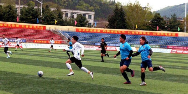 斗球体育官方入口-风雨鏖战！绿茵战火持续升温，2026“新华龙杯”安图县足球联赛第七轮精彩开赛|代表队|赛场|队员|街道_新浪体育_新浪新闻